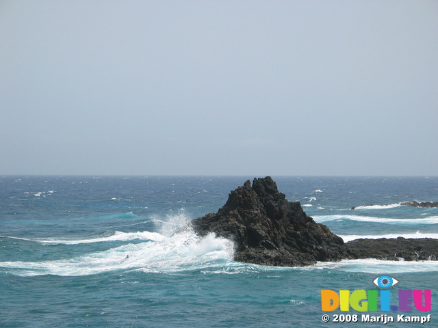 28065 Waves splashing on vulcanic outcrop